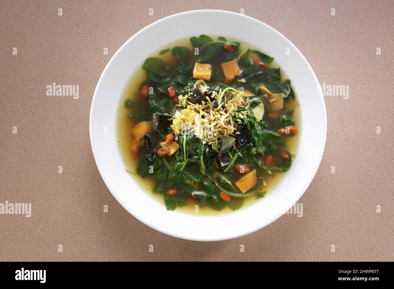 Sopa de verduras de amaranto con anchoas y huevo de siglo Foto de stock