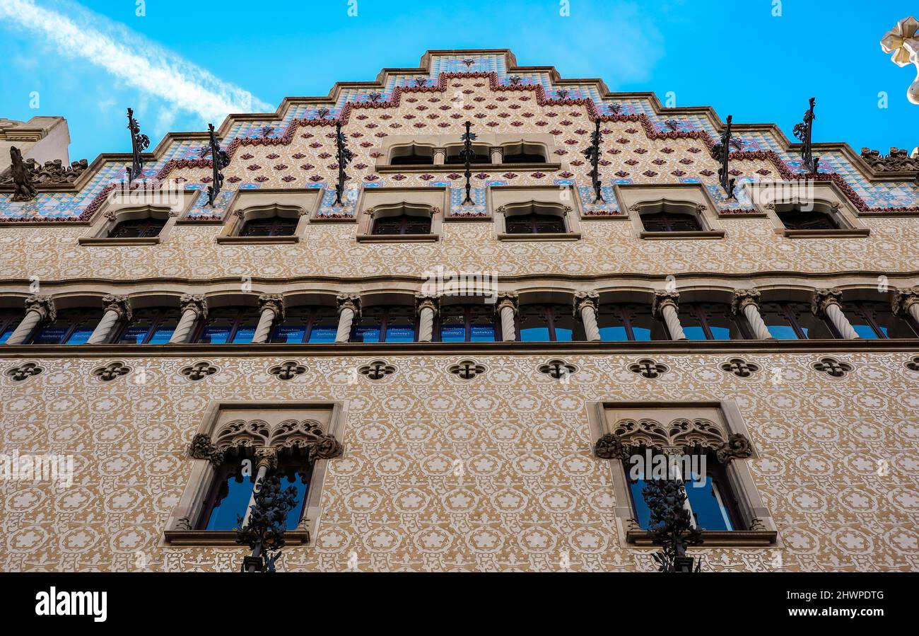 Mire hacia arriba a la Casa Amatller en Barcelona. Abajo Arquitectura del Modernismo Catalán Típico en Cataluña. Foto de stock