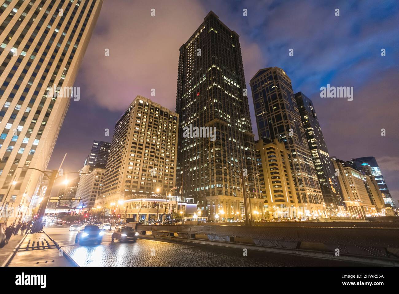 Vista de la ciudad iluminada por la noche, Chicago, Estados Unidos  Fotografía de stock - Alamy