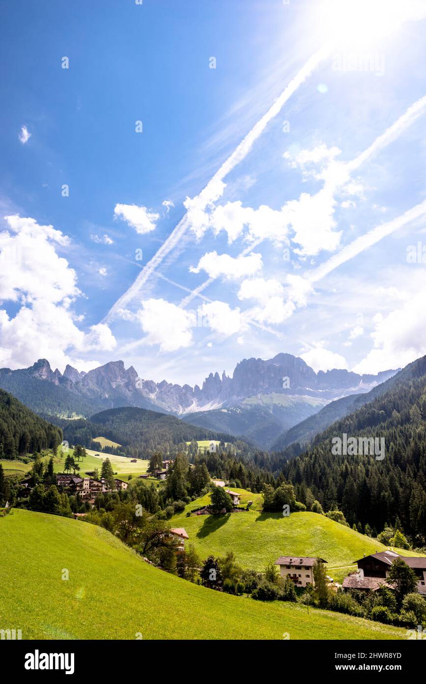 Italia, Tirol del Sur, Saint Cyprian, pueblo de montaña en el valle de Fassa durante el verano Foto de stock