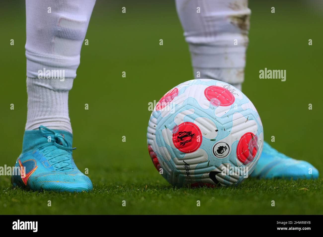 El tercer balón oficial de la Premier League de la temporada 2021/22, el  Nike Flight AerowSculpt - Norwich City contra Brentford, Premier League,  Carrow Road, Norwich, Reino Unido - 5th de marzo