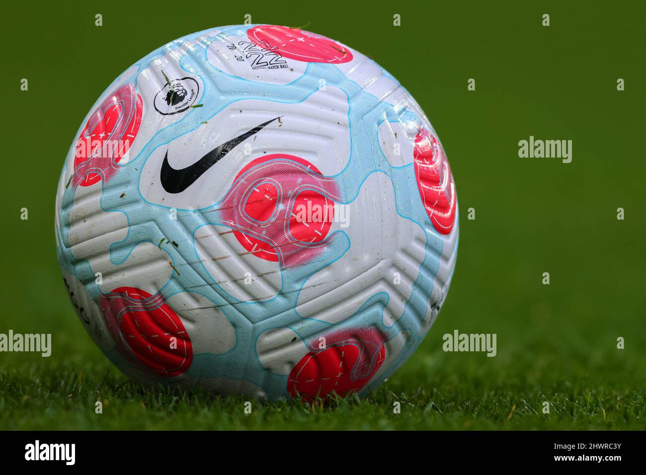 El tercer balón oficial de la Premier League de la temporada 2021/22, el  Nike Flight AerowSculpt - Norwich City contra Brentford, Premier League,  Carrow Road, Norwich, Reino Unido - 5th de marzo