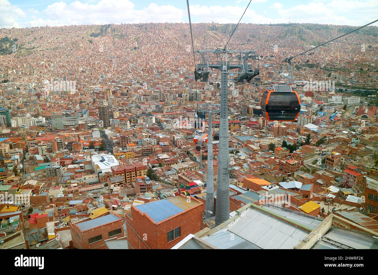 Impresionante paisaje urbano de la Paz con Mi Teleferico, el sistema de transporte urbano de