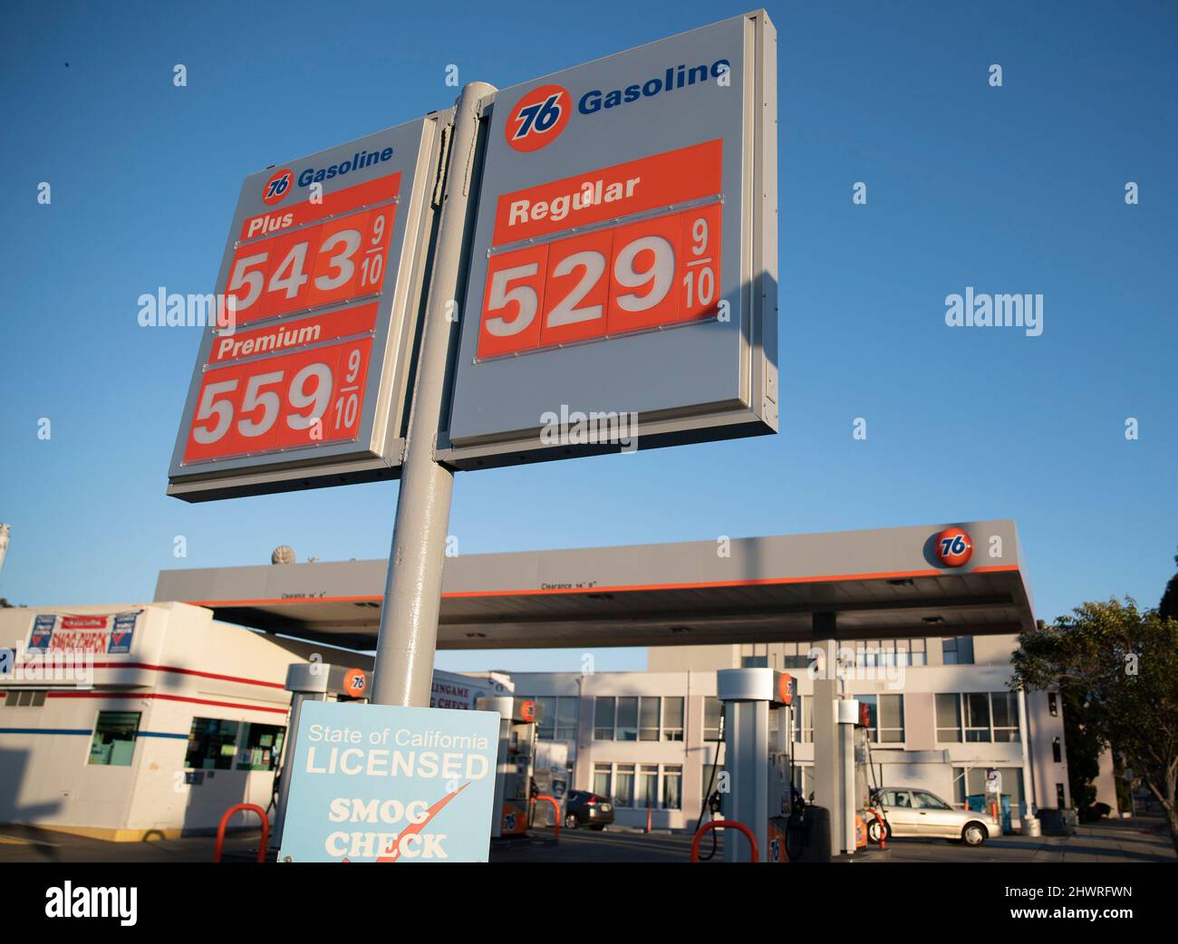 San Francisco. 6th Mar, 2022. Foto tomada el 6 de marzo de 2022 muestra una gasolinera en Millbrae, California, Estados Unidos. El promedio nacional de EE.UU. Para un galón de gasolina regular alcanzó 4,009 dólares EE.UU. El domingo, el más alto desde julio de 2008, según la Asociación Americana del Automóvil (AAA). Crédito: Li Jianguo/Xinhua/Alamy Live News Foto de stock