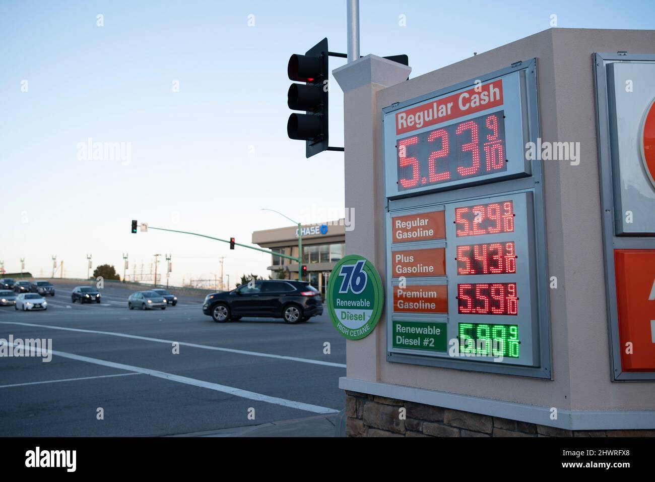 San Francisco. 6th Mar, 2022. Foto tomada el 6 de marzo de 2022 muestra los precios de diesel y gasolina mostrados en una pantalla en una gasolinera en Millbrae, California, Estados Unidos. El promedio nacional de EE.UU. Para un galón de gasolina regular alcanzó 4,009 dólares EE.UU. El domingo, el más alto desde julio de 2008, según la Asociación Americana del Automóvil (AAA). Crédito: Li Jianguo/Xinhua/Alamy Live News Foto de stock