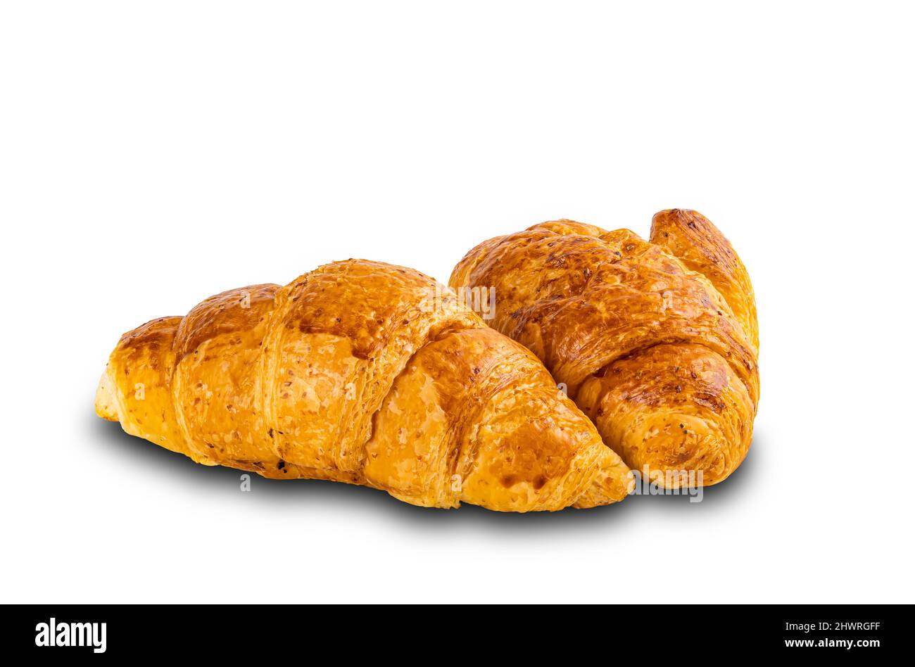 Croissants caseros recién preparados aislados sobre fondo blanco con ruta de corte. Foto de stock