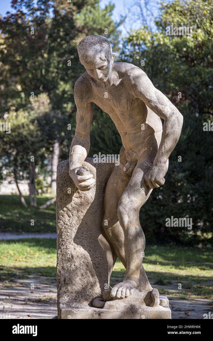 Estatua en el parque (Jardin d'Ete), Arles, Provenza, Francia Foto de stock