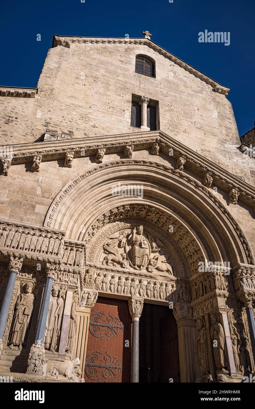 Iglesia de St Trophime (Catedral St-Trophime d'Arles), Arles, Provenza, Francia Foto de stock