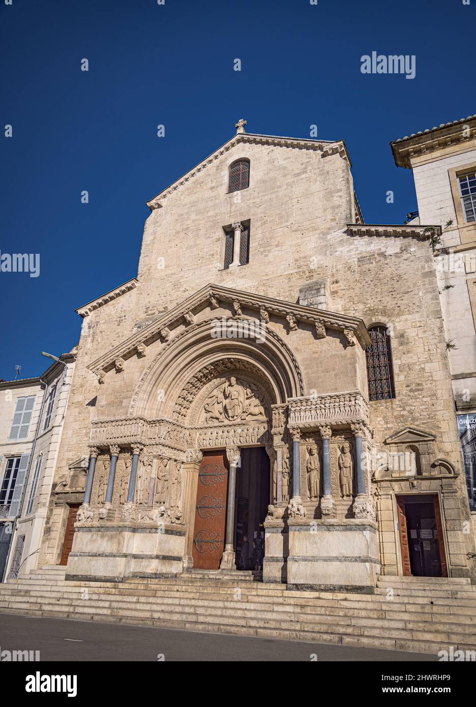 Iglesia de St Trophime (Catedral St-Trophime d'Arles), Arles, Provenza, Francia Foto de stock
