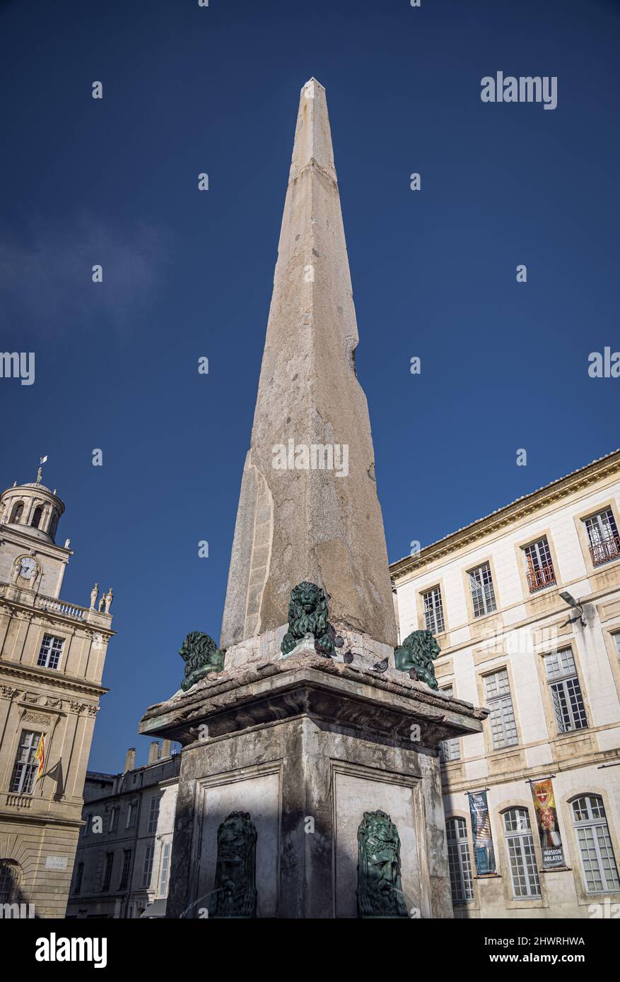 Arles Obelisk (Obelisque d'Arles), Arles, Provenza, Francia Foto de stock