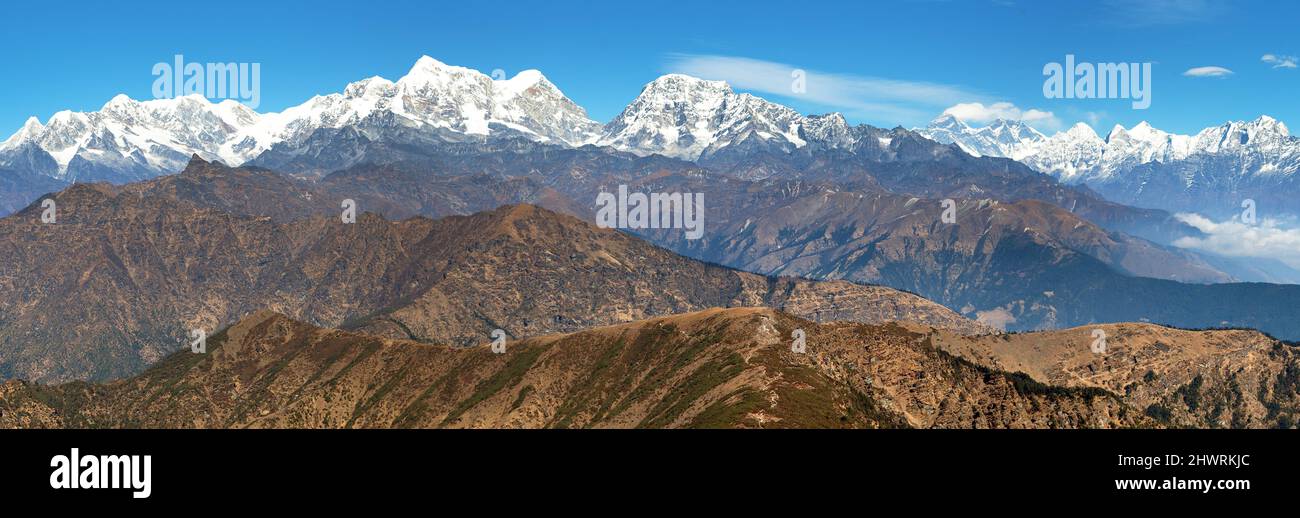 Vista panorámica de la cordillera del himalaya desde el pico Pikey - camino de senderismo desde Jiri Bazar a Lukla y Everest campamento base, himalayas nepaleses, monte Everest a Foto de stock