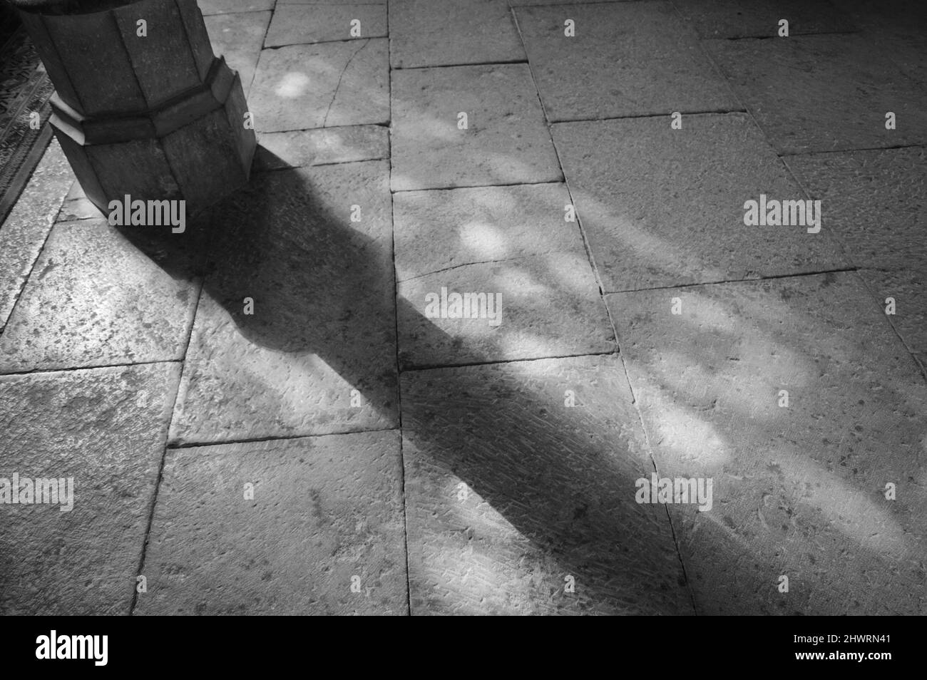 Manchas de luz en el piso de la iglesia. La luz del sol se filtró a