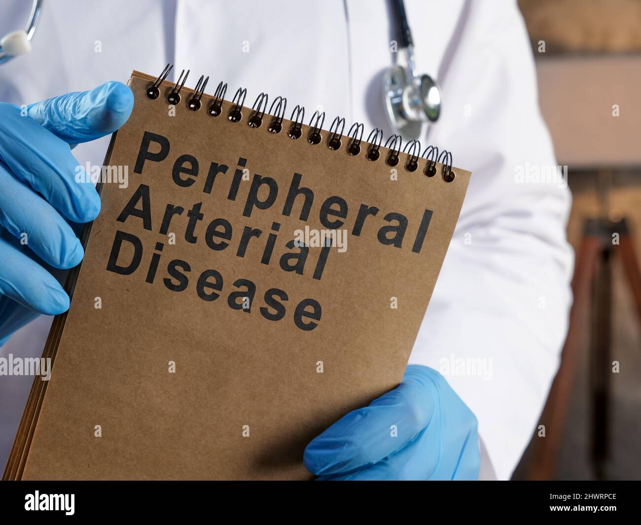 El médico muestra una página con EAP de enfermedad arterial periférica. Foto de stock