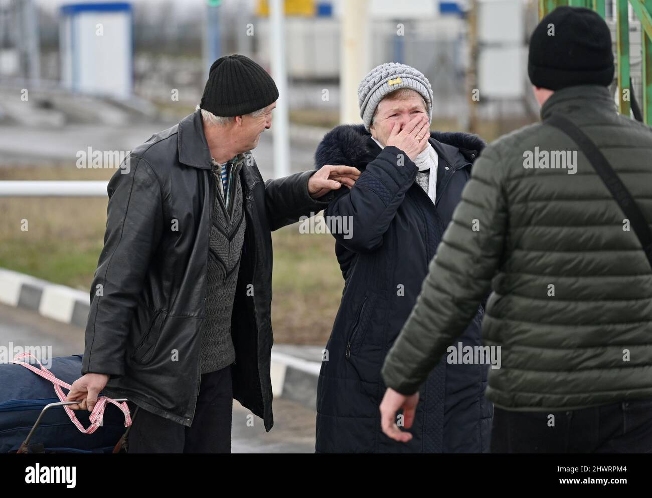 La gente llega al cruce fronterizo Veselo-Voznesenka después de huir de Ucrania a Rusia durante el conflicto entre Ucrania y Rusia, en la región de Rostov, Rusia, el 7 de marzo de 2022. FOTÓGRAFO REUTERS/REUTERS Foto de stock