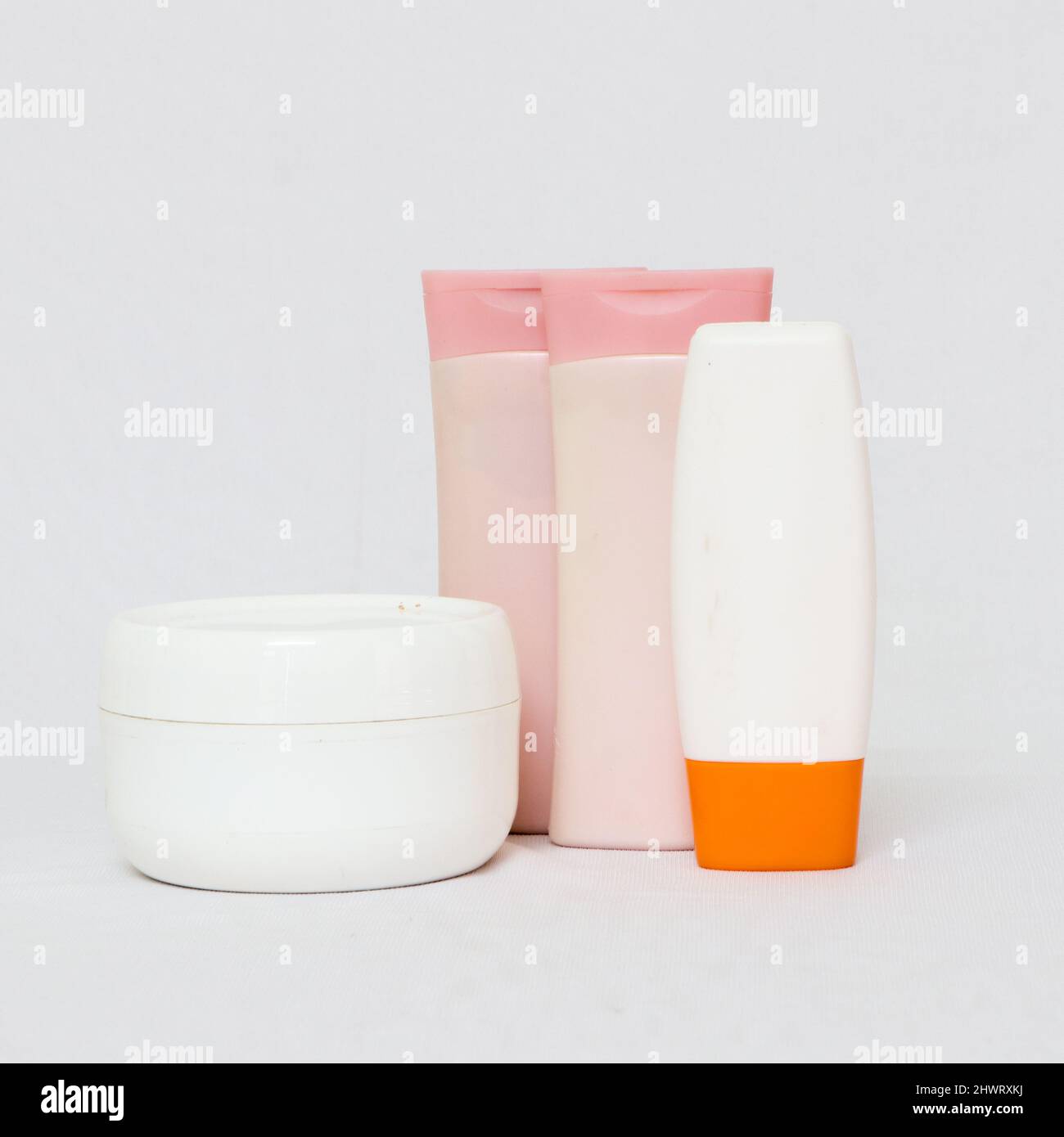 conjunto de botellas de productos cosméticos para el cuidado de la piel y la belleza aislados en un fondo blanco Foto de stock