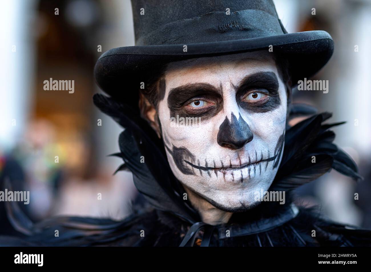 Hombre en una máscara veneciana fotografías e imágenes de alta resolución -  Alamy