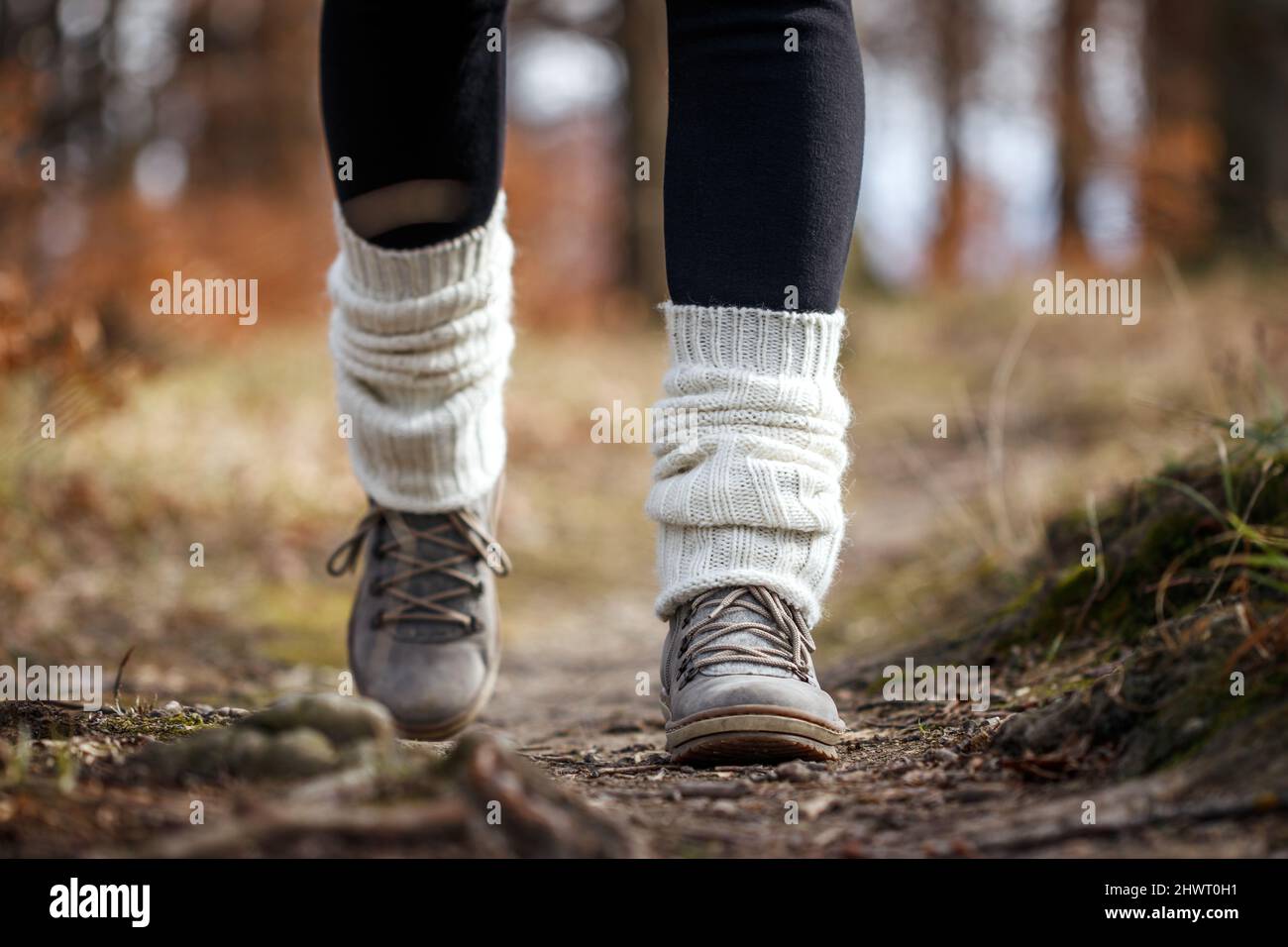 Mujer por el sendero en el bosque. Calentadores de punto para las piernas en las botas de senderismo Fotografía de stock - Alamy