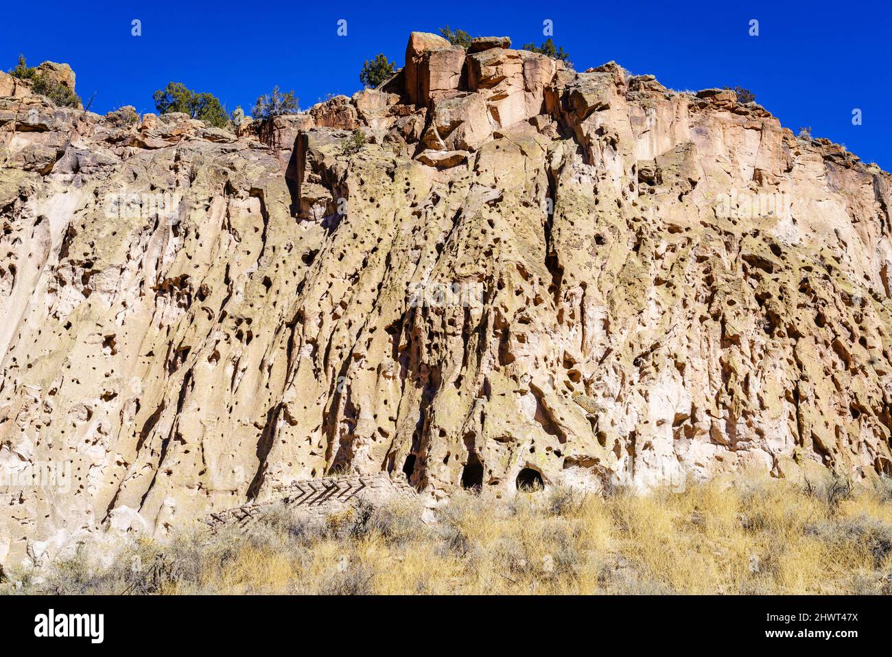 Una vista del acantilado principal del Monumento Nacional Bandelier mostrando las viviendas cueva Foto de stock