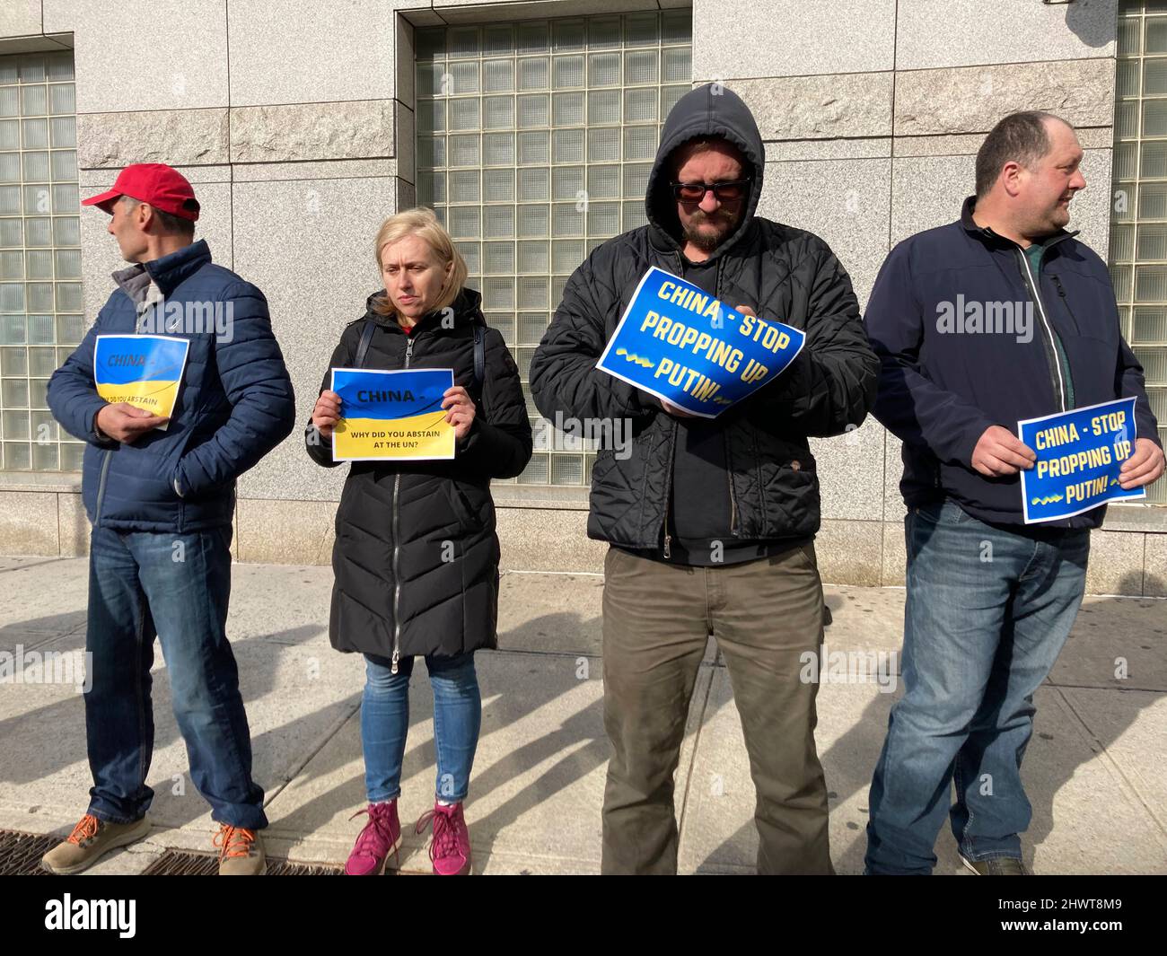 Los ucranios y sus partidarios protestan frente al Consulado Chino en Nueva York para protestar contra la falta de participación de Chinas en la sanción de Rusia, el domingo 6 de marzo de 2022. (© Frances M. Roberts) Foto de stock