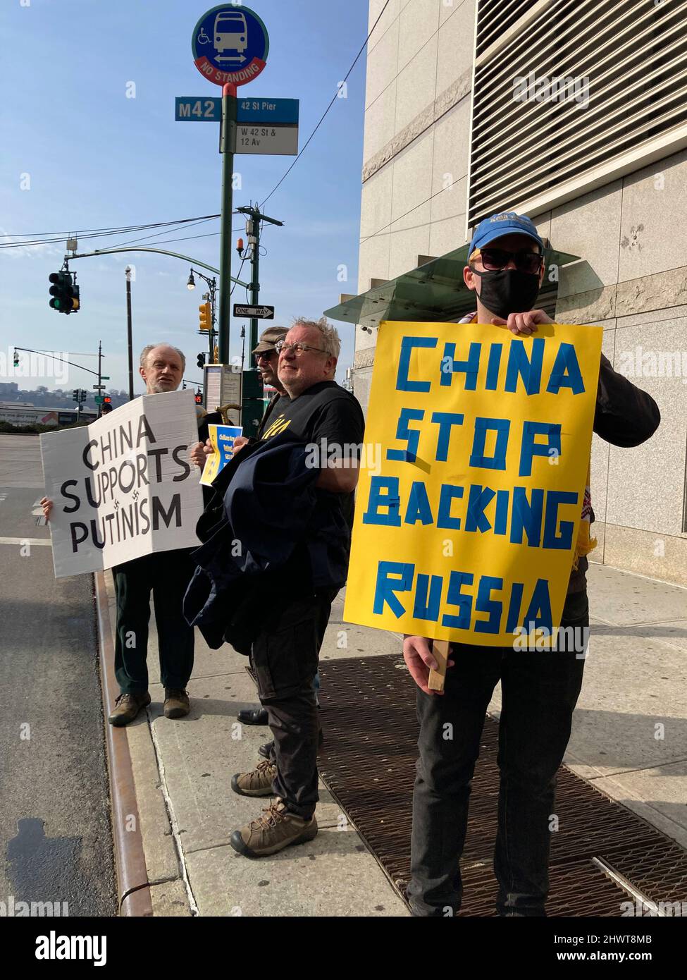 Los ucranios y sus partidarios protestan frente al Consulado Chino en Nueva York para protestar contra la falta de participación de Chinas en la sanción de Rusia, el domingo 6 de marzo de 2022. (© Frances M. Roberts) Foto de stock