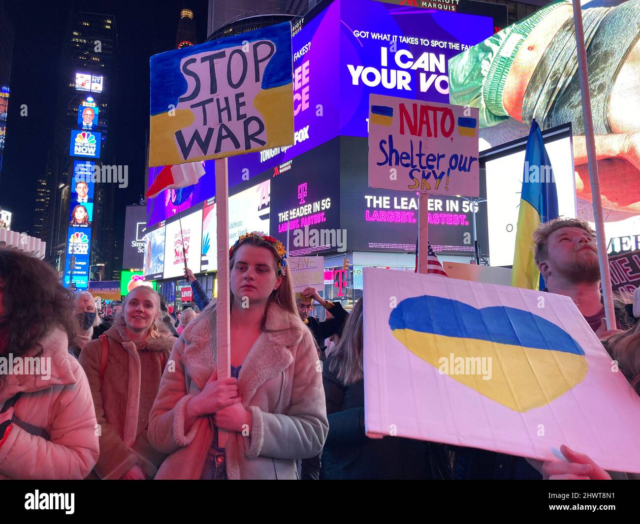 Los ucranios y sus partidarios protestan por la invasión rusa y muestran su apoyo a los ciudadanos de Ucrania, en Times Square, en Nueva York, el miércoles 2 de marzo de 2022. (© Frances M. Roberts) Foto de stock
