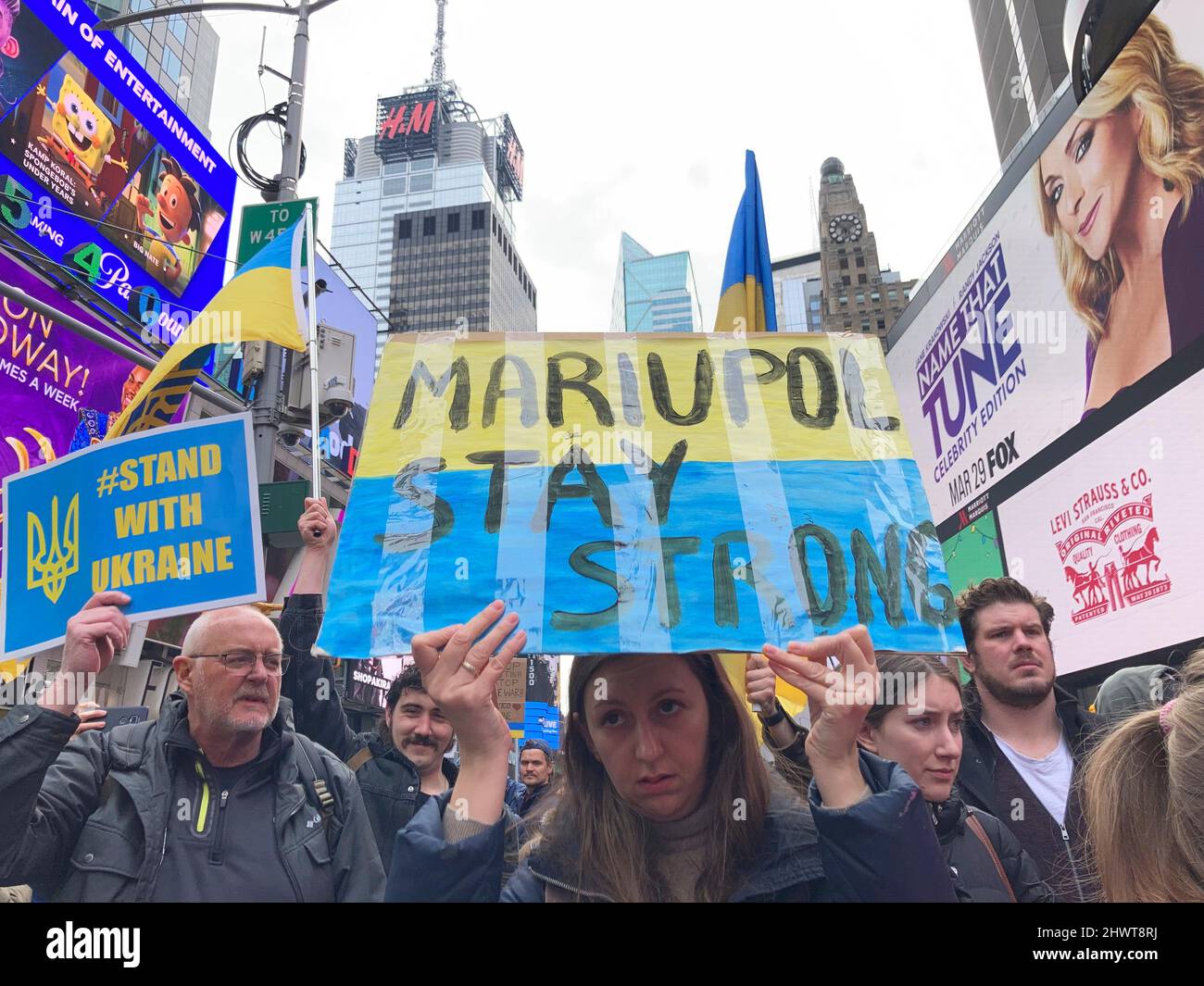 Los ucranios y sus partidarios protestan contra la invasión rusa y muestran apoyo a los ciudadanos de Ucrania, en Times Square, en Nueva York, el sábado 5 de marzo de 2022. (© Frances M. Roberts) Foto de stock