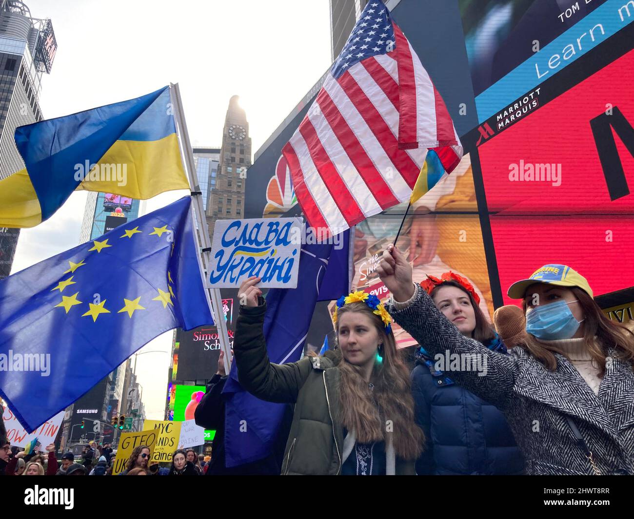 Los ucranios y sus partidarios protestan contra la invasión rusa y muestran apoyo a los ciudadanos de Ucrania, en Times Square, en Nueva York, el sábado 5 de marzo de 2022. (© Frances M. Roberts) Foto de stock