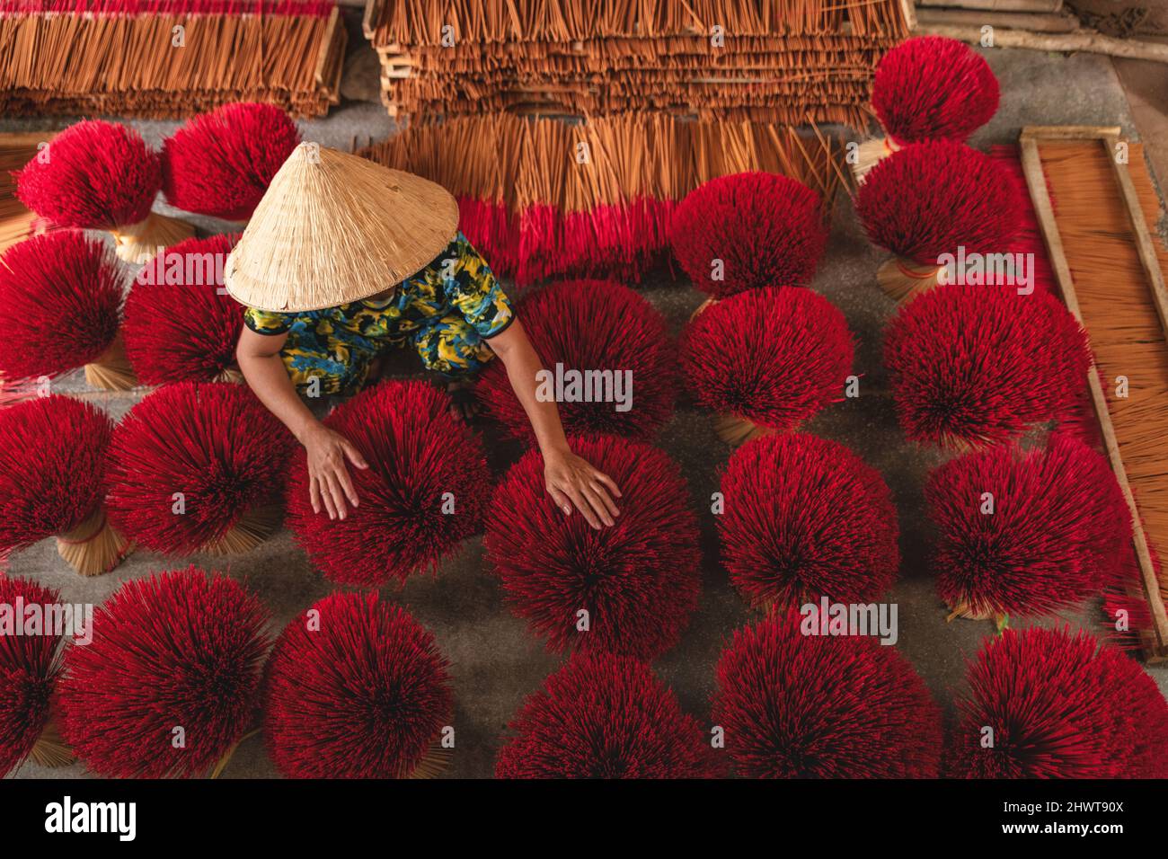 Palitos de incienso el secado exterior con la mujer vietnamita vistiendo  sombrero cónico en el norte de Vietnam Fotografía de stock - Alamy