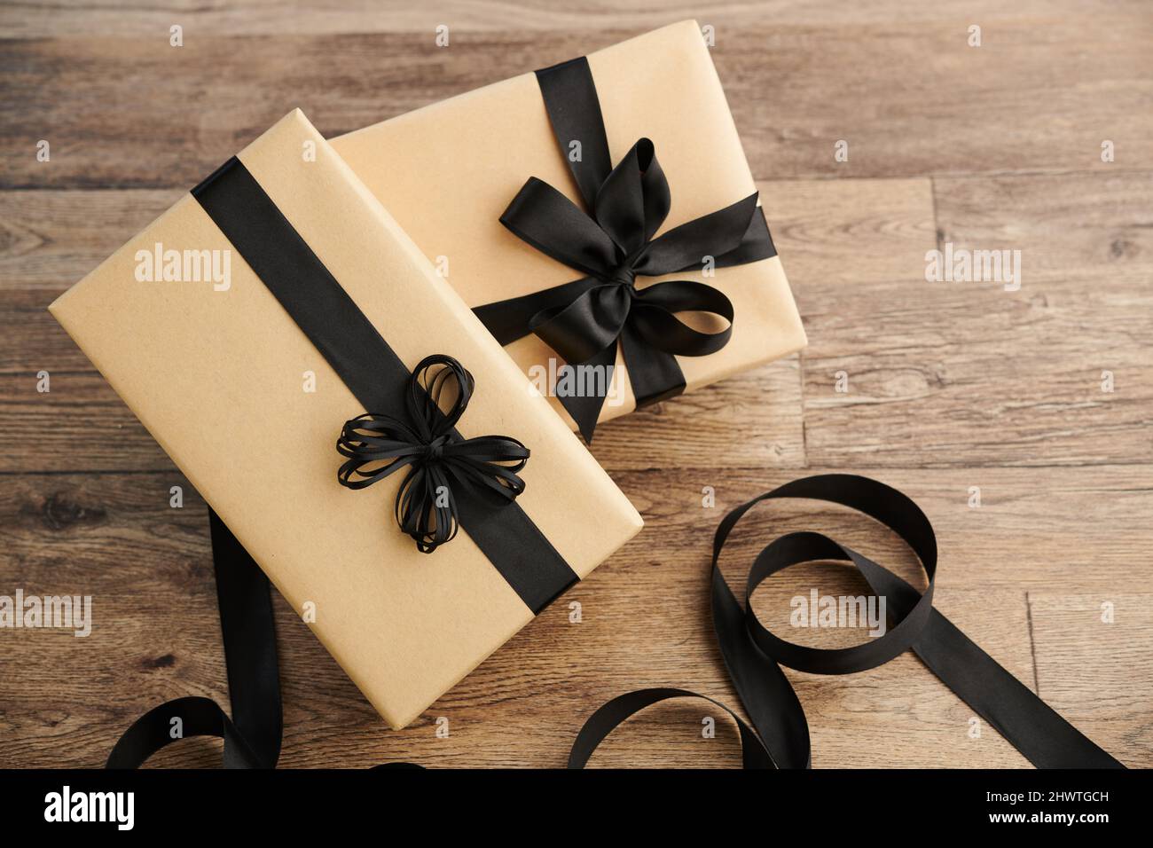 Regalos de cumpleaños decorados con papel para envolver y cinta negra Fotografía de stock Alamy