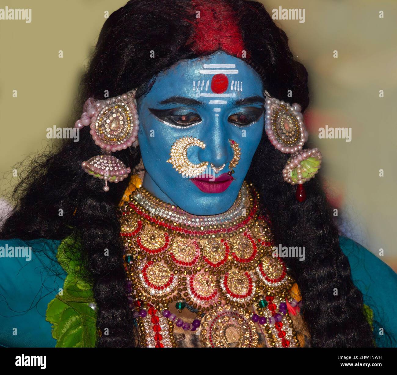 Un artista teatral vestido por la diosa india durante una actuación en la celebración de Ganapathi en Delhi, India, el 15th de septiembre de 2021 Foto de stock