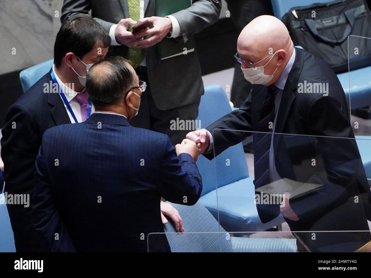 El Embajador de China ante la ONU Zhang Jun se topa con el puño del  Embajador de Rusia ante las Naciones Unidas Vassily Nebenzia antes de una  reunión del Consejo de Seguridad