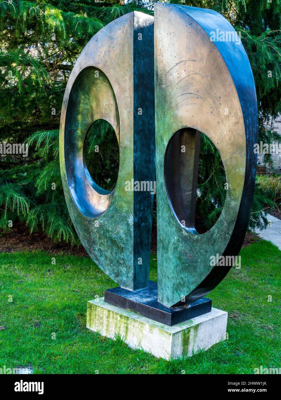 Barbara Hepworth escultura dos formularios (círculo) dividido por el escultor británico Dame Barbara Hepworth (1903-75) en los jardines de Downing College de Cambridge Foto de stock