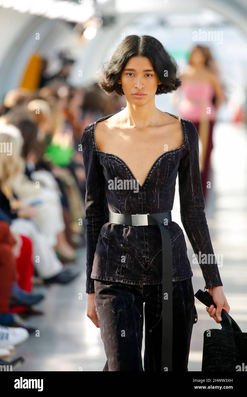 Modelo Marsella Rea camina por la pista en el show de moda Stella McCartney  durante el otoño Invierno 2022 Colecciones Fashion Show en Paris Fashion  Week en París, Francia el 7 2022
