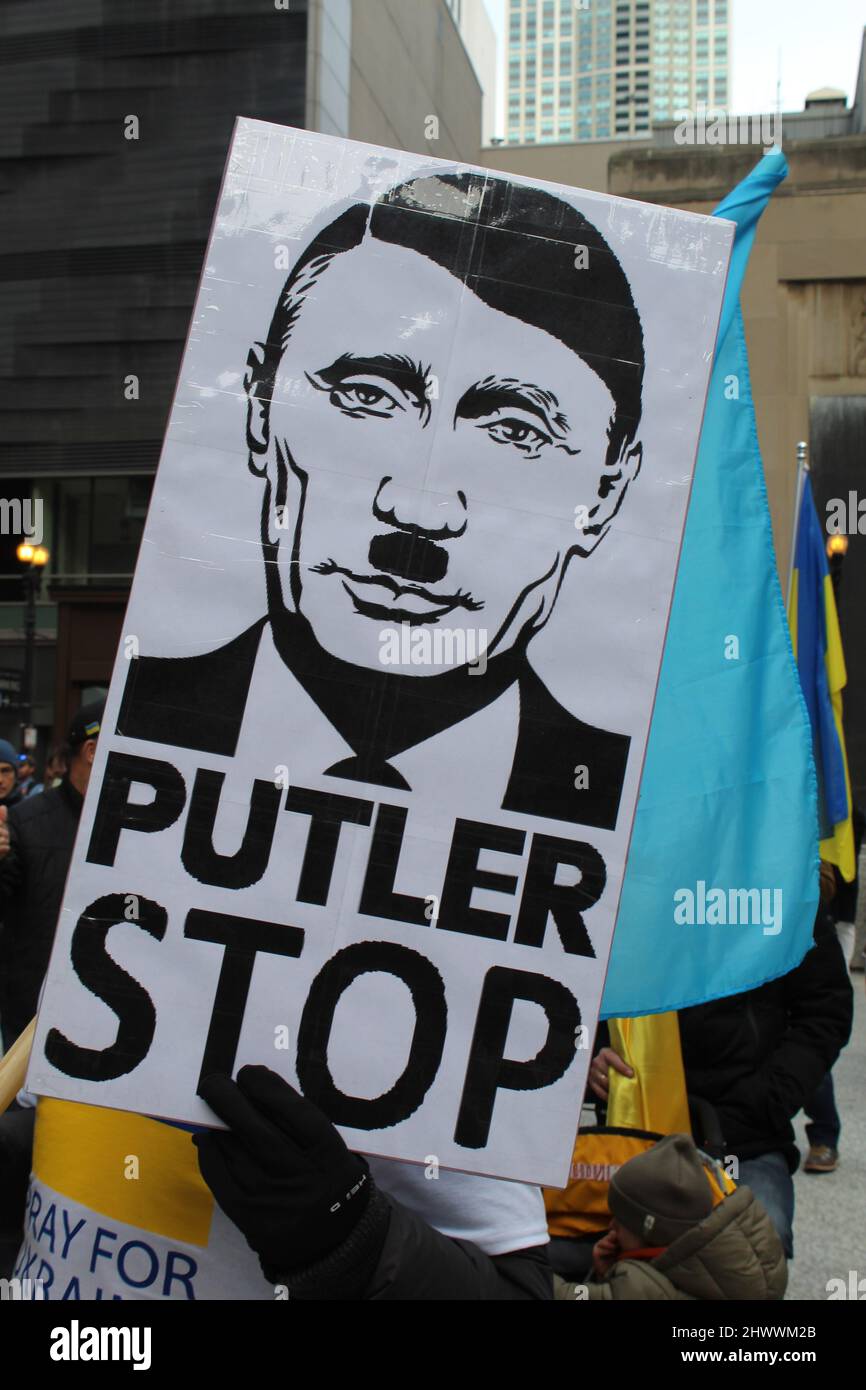 Señal de protesta Putler Stop en un mitin pro-Ucrania en Daley Plaza de Chicago Foto de stock