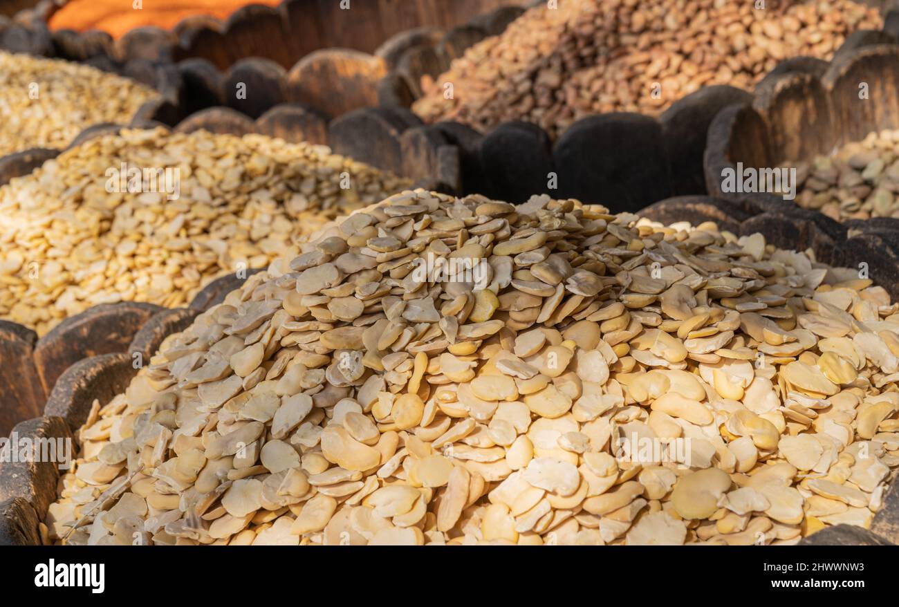 Productos alimenticios secos en la calle árabe puesto en el mercado. Foto de stock