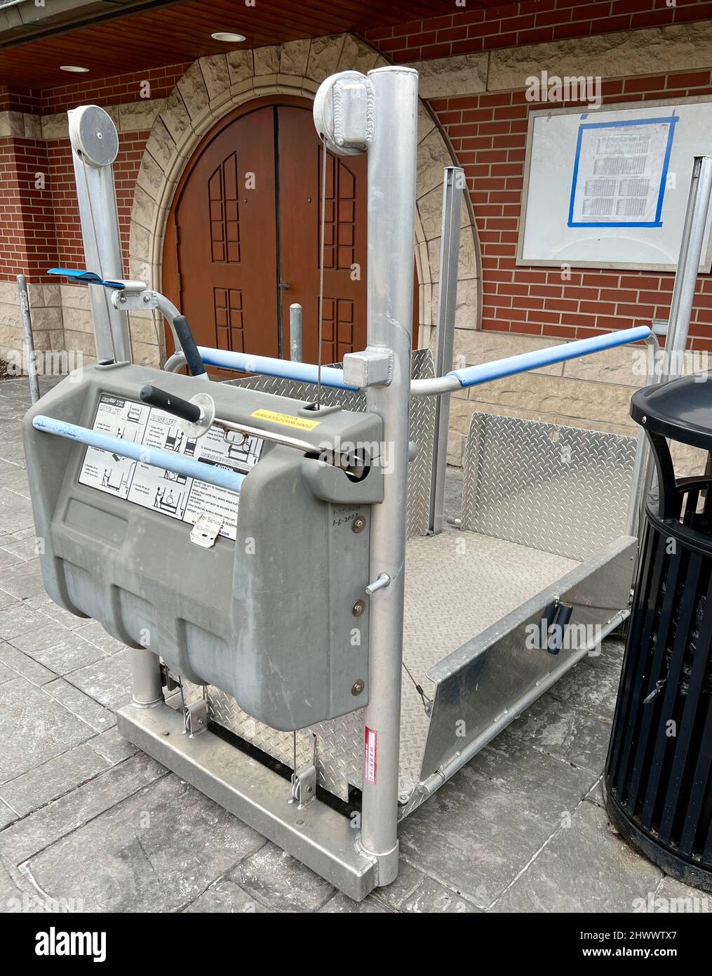 Ascensor con acceso para silla de ruedas en la estación de tren de Glenview que sirve a pasajeros de Metra y Amtrak. Foto de stock