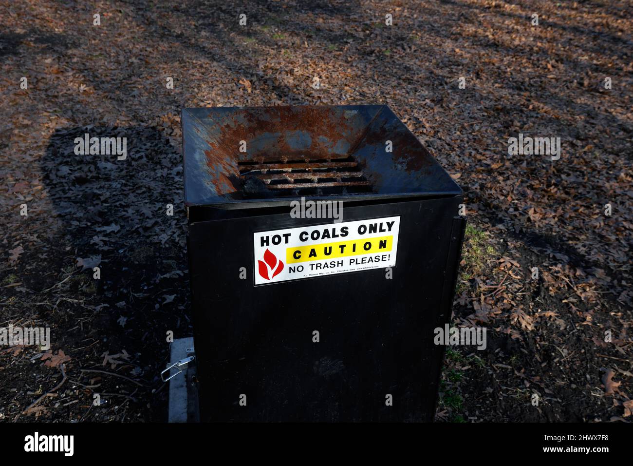 Un contenedor de eliminación de carbón caliente para la eliminación de carbones calientes, cenizas y carbón ubicado en una zona de barbacoa y picnics de un parque público en Brooklyn, NY. Foto de stock