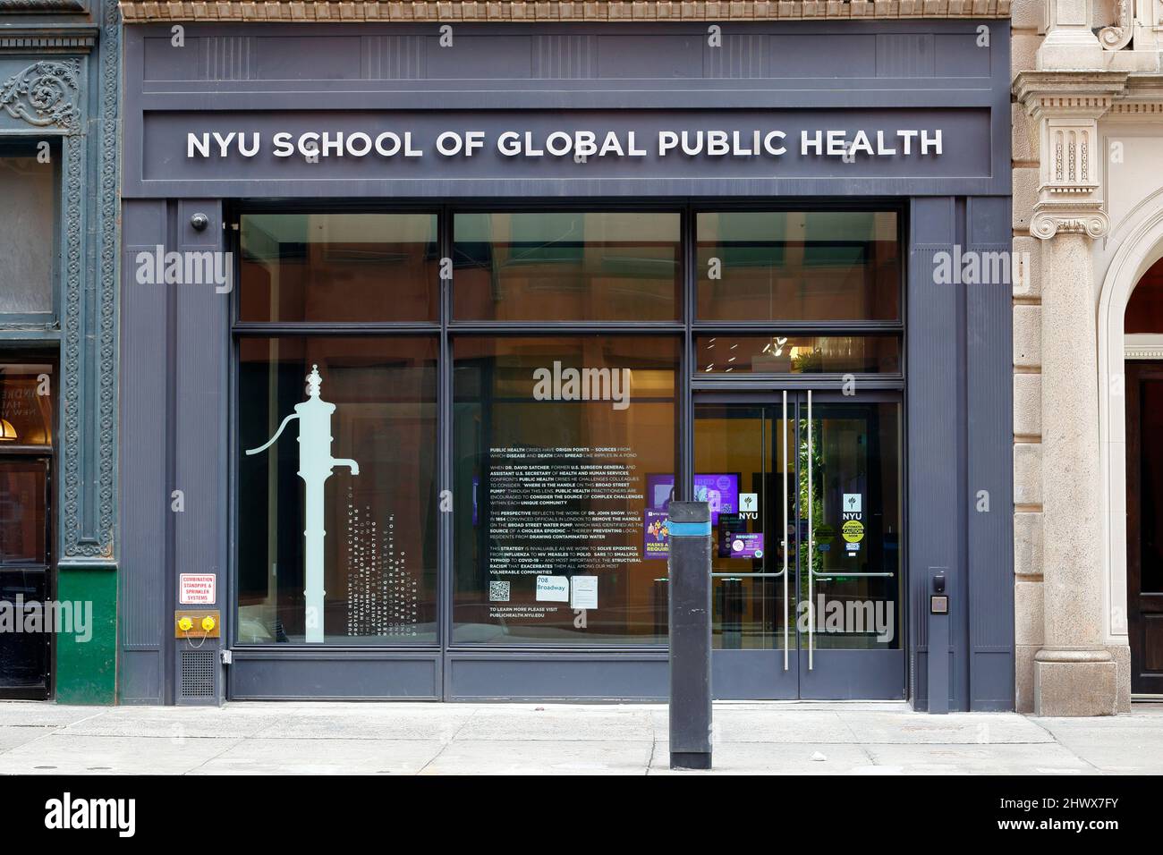 NYU School of Global Public Health, 708 Broadway, Nueva York, NY. Escaparate exterior de una escuela de posgrado de salud pública y epidemiología. Foto de stock