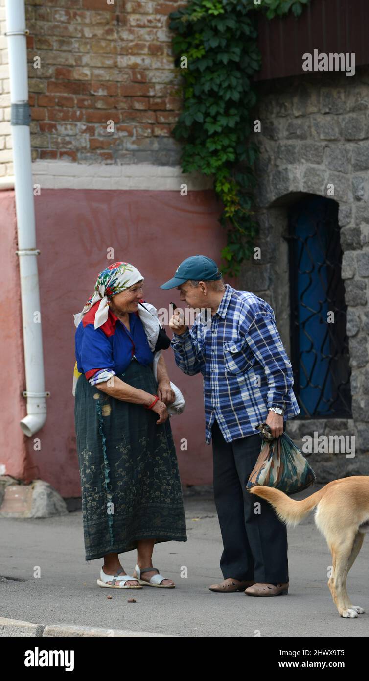 Pareja de ancianos ucranianos socializando. Uman, Ucrania. Foto de stock