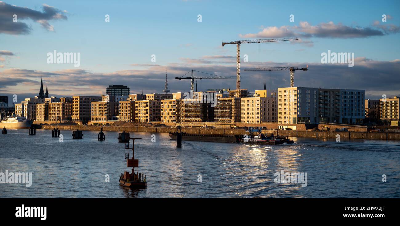 Puesta de sol en el nuevo barrio Baakenhafen como parte del distrito Hafencity en Hamburgo, Alemania. Foto de stock