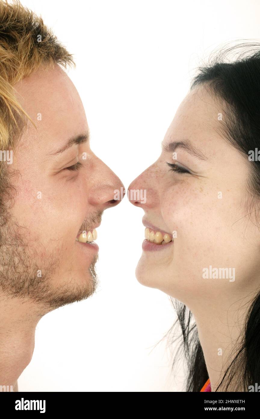 El hombre y la mujer se besan de nariz a nariz.(MODELO LIBERADO Fotografía  de stock - Alamy