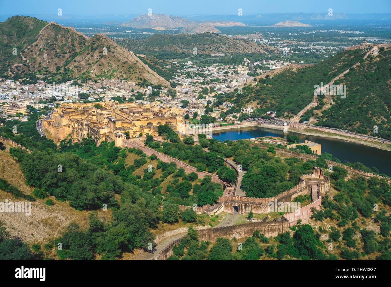 Vista sobre el fuerte Amer desde el Fuerte Jaigarh en Jaipur, Rajasthan, India Foto de stock