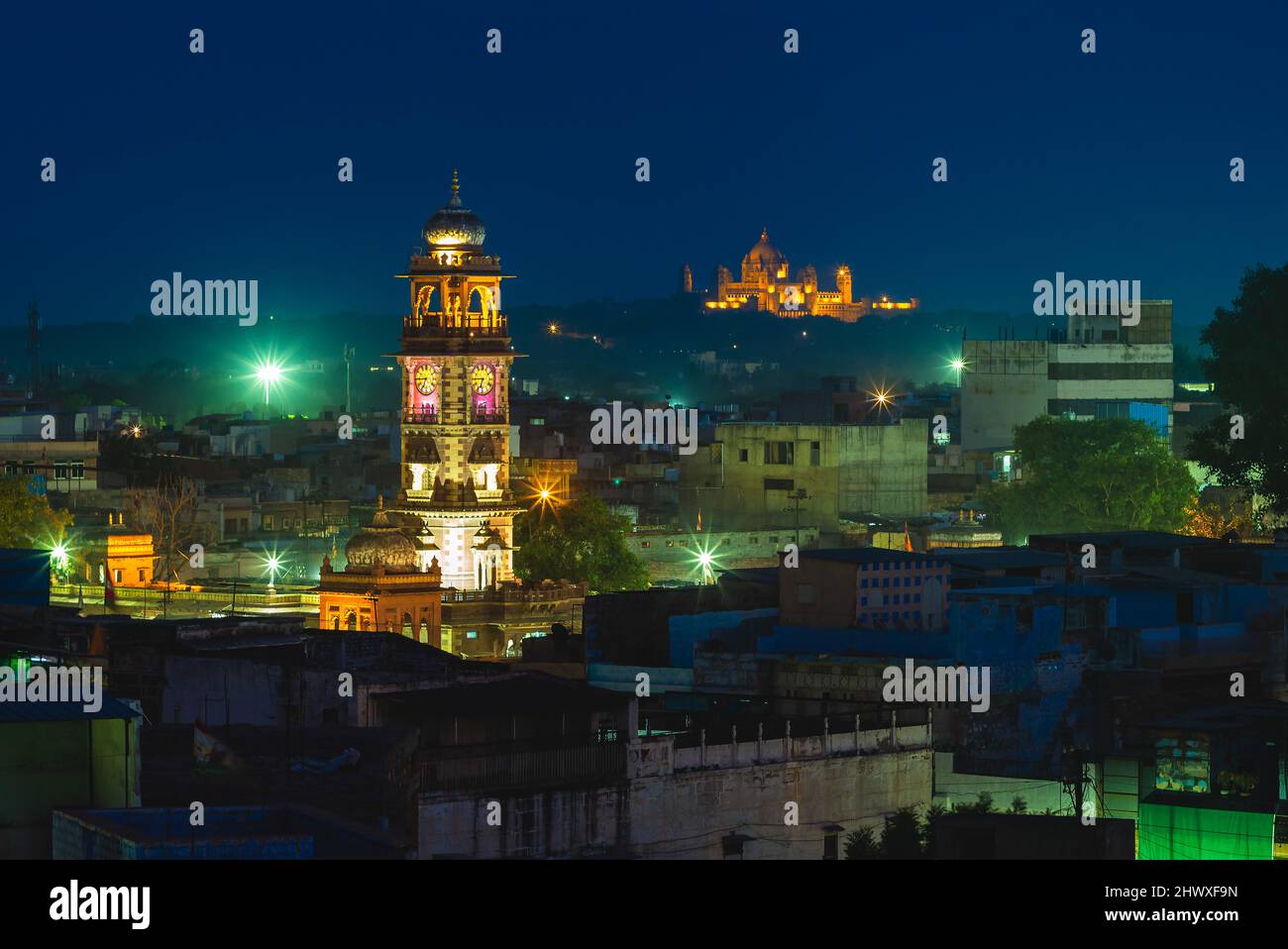 Ghanta ghar Torre del Reloj en jodhpur, rajasthan, india por la noche Foto de stock