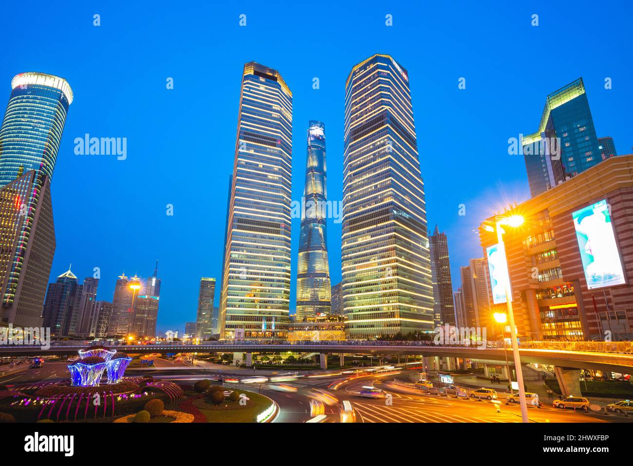 Vista nocturna del distrito de Lujiazui en Shanghai, China Foto de stock