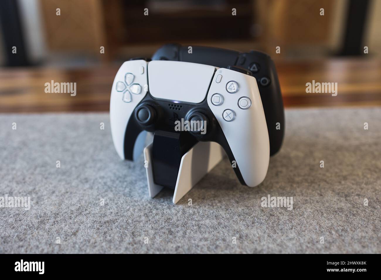 Mando PS5 de juegos de vídeo PlayStation 5 en la mesa del salón Fotografía  de stock - Alamy