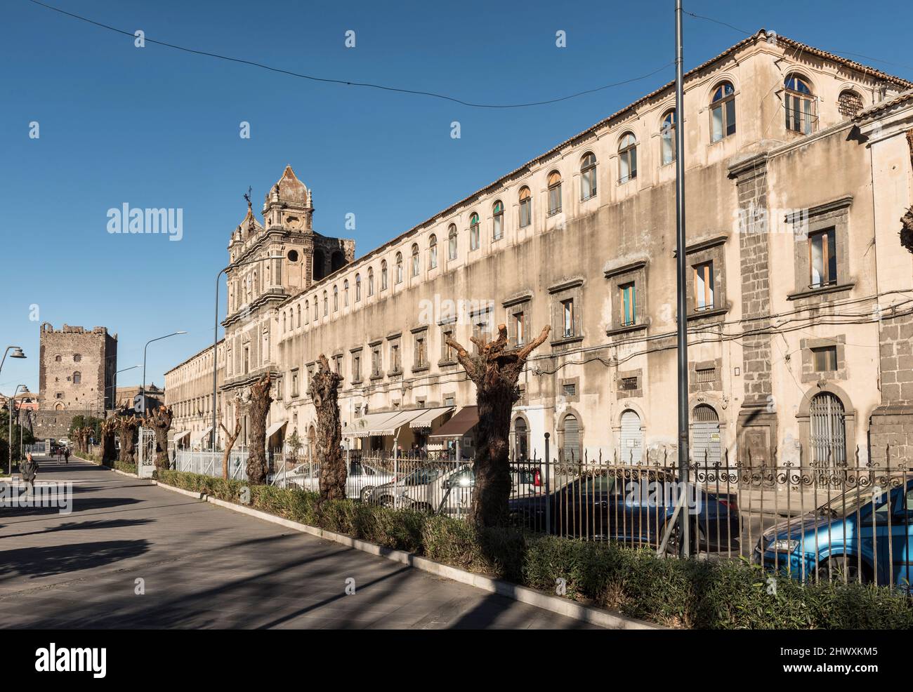 El gran Monastero di Santa Lucía en Adrano, Sicilia, Italia. Ahora una escuela, fue fundada como un monasterio benedictino en 1157 pero reconstruida en el 18c Foto de stock