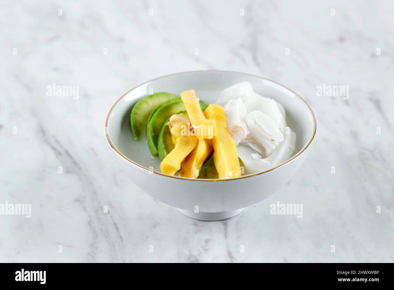 Es Teler, cocina de Indonesia, postre de frutos del árbol, aguacate, carne de coco, leche de coco sobre hielo picado. Sobre mesa blanca Fotografía de stock - Alamy Es Teler, cocina de Indonesia, postre de frutos del árbol, aguacate, carne de coco, leche de coco sobre hielo picado. Sobre mesa blanca Fotografía de stock - Alamy
