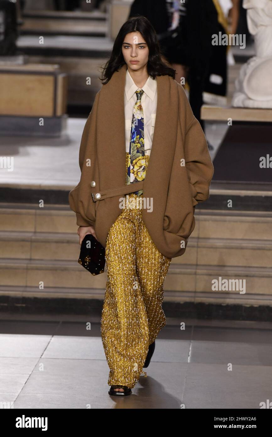 Un modelo camina por la pista en el Louis Vuitton desfile de moda