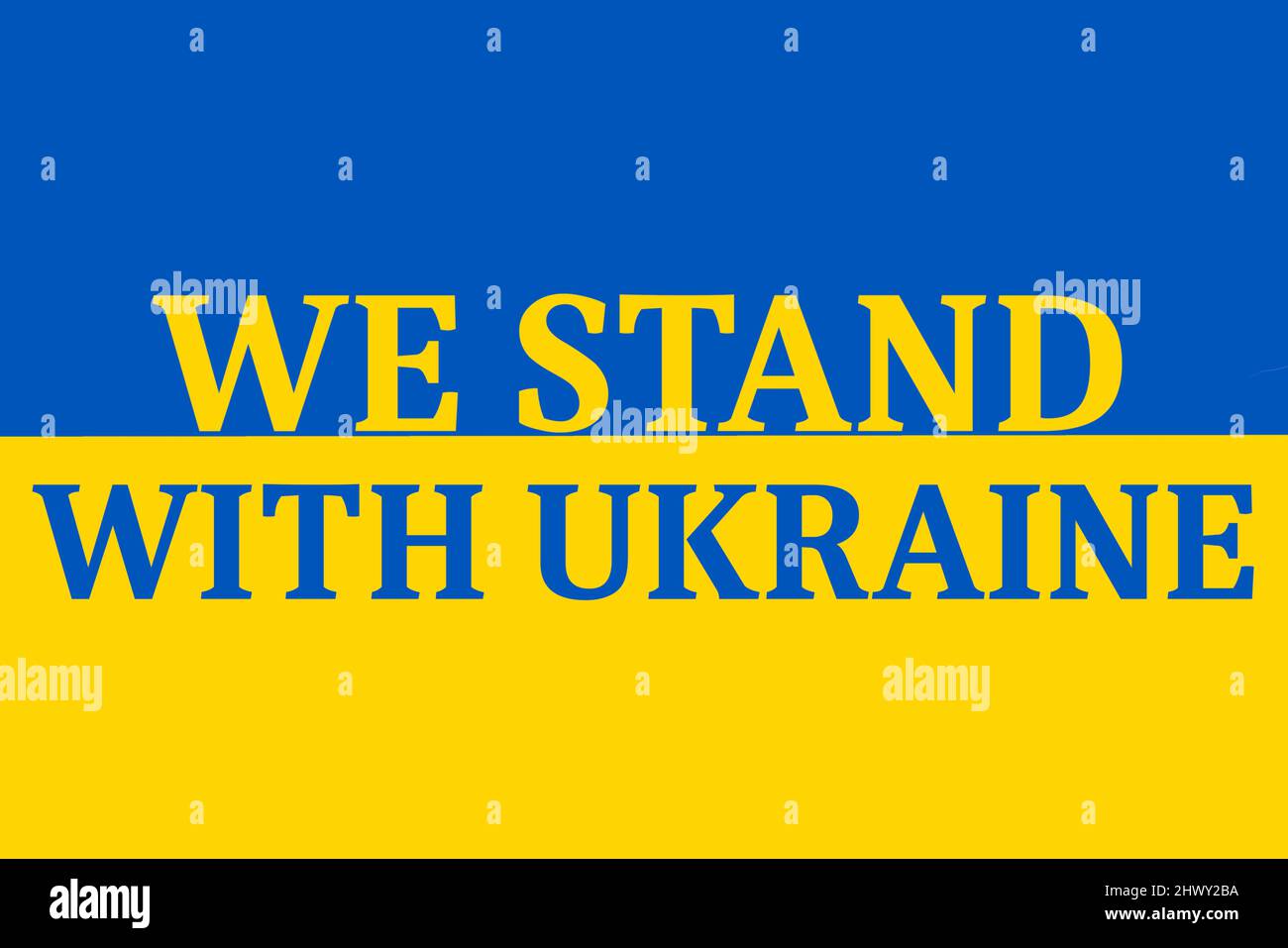 Estamos con Ucrania sobre un fondo azul y dorado Foto de stock