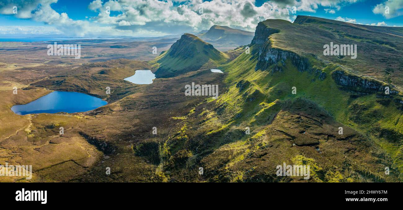 Vista aérea desde el drone de Trotternish Ridge desde el Quiraing en la Isla de Skye, Escocia, Reino Unido Foto de stock